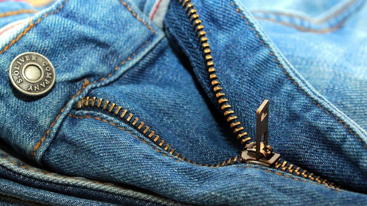 Si la cremallera de tu pantalón se baja continuamente, hay un truco sencillo que puedes realizar para arreglarla