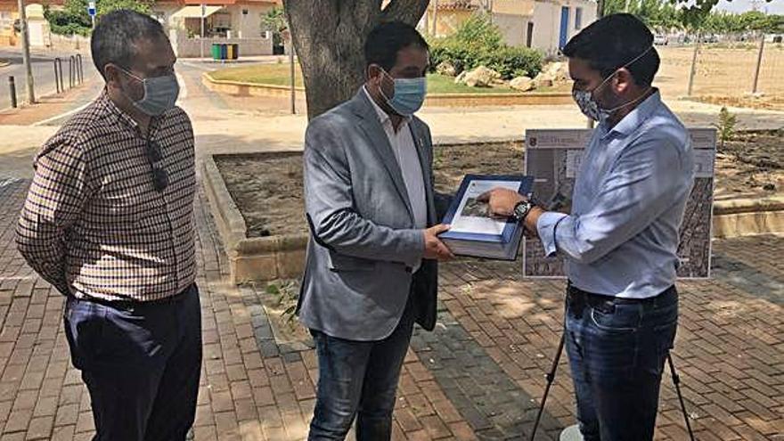 El consejero de Agua, Antonio Luengo (d), con el alcalde de Los Alcázares, Mario Pérez, ayer.