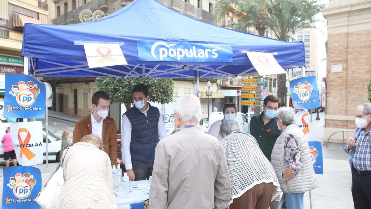Recogida de firmas en Alicante contra la "Ley Celaá"