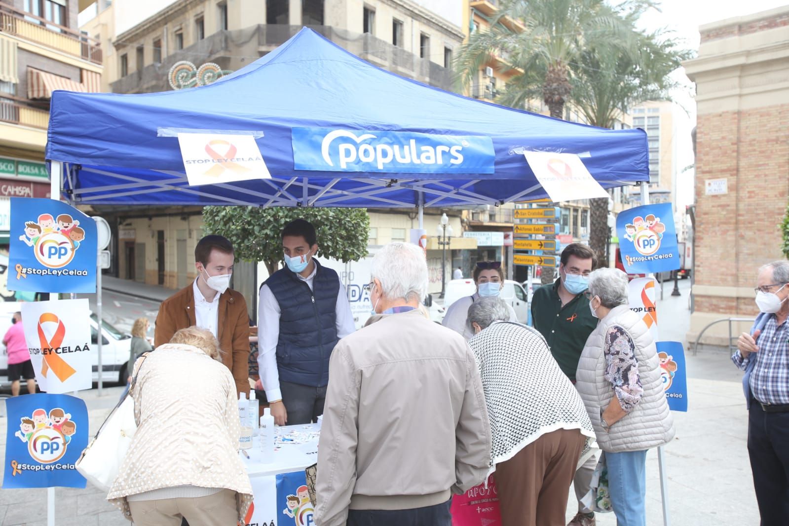 Recogida de firmas en Alicante contra la "Ley Celaá"