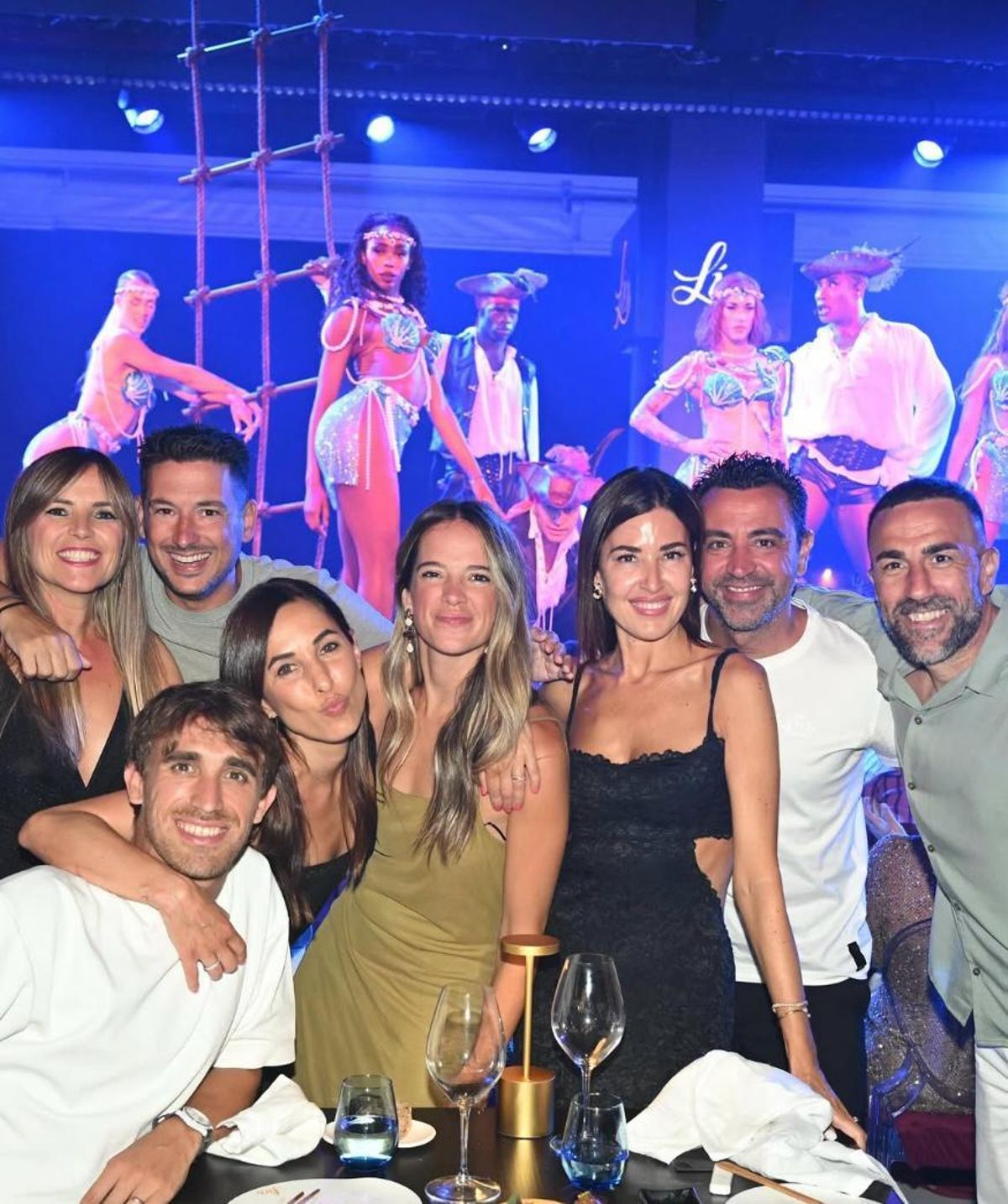 Xavi Hernández con su mujer y unos amigos en Lío