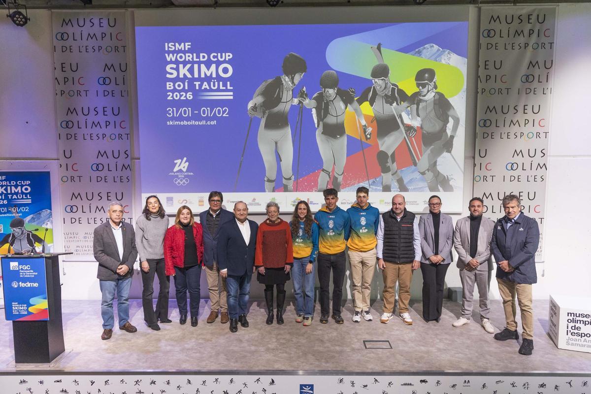 Tots els participants en la presentació amb els esportistes, Costa, Ferrer i Cardona, al centre