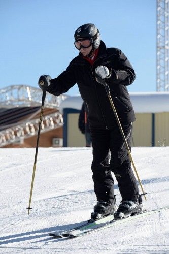 Vladimir Putin disfruta de una jornada de esquí en la estación de Gazprom (Laura), donde pasa unos días de vacaciones por Año Nuevo, en Krasnaya Polyana, Rusia, hoy, viernes 3 de enero de 2014.