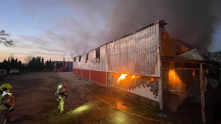 Incendio en una nave de Binaced.