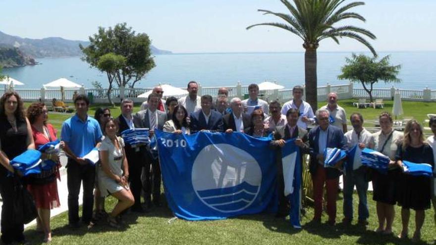 El acto se celebró en el Parador de Nerja, con el entorno de la playa de Burriana al fondo.