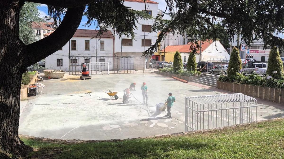 Inicio das obras de renovación da Praza da Milagrosa de Carballo.