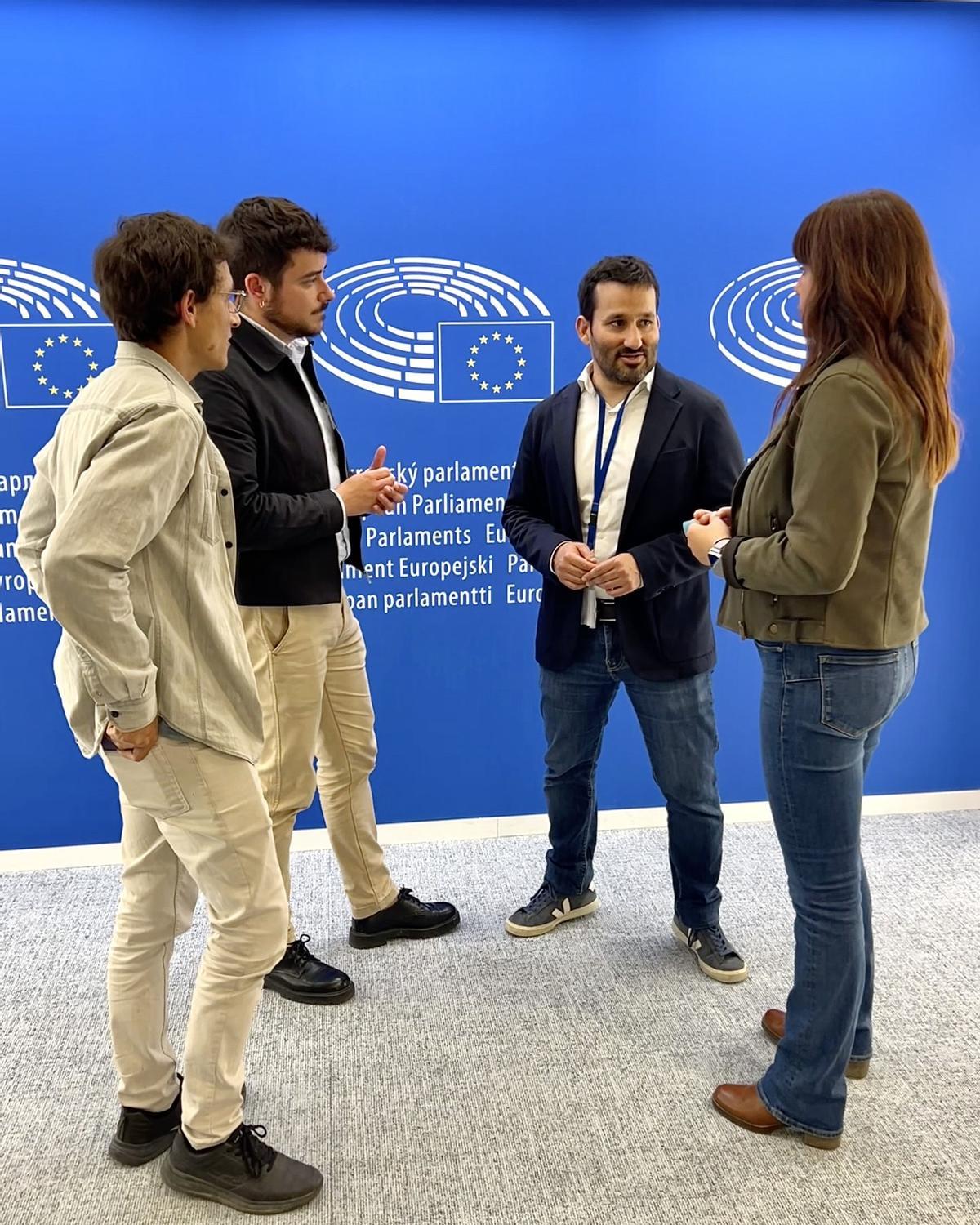 El alcalde de Potries y los dos concejales de su gobierno, con Vicent Marzà en Bruselas.