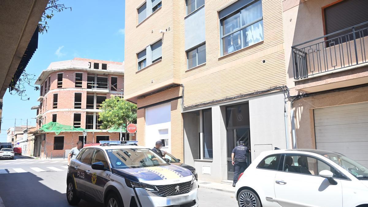 La patrulla de la Policía Local de Castelló llegando al inmueble donde se encuentra el piso okupado, este viernes por la mañana.