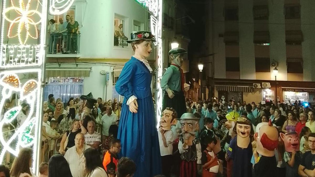 Gigantes y cabezudos en la portada de la Feria Real de Aguilar.