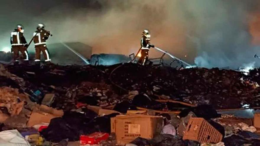 Los bomberos sofocan un gran incendio de basura en el descampado de Son Banya, en Palma