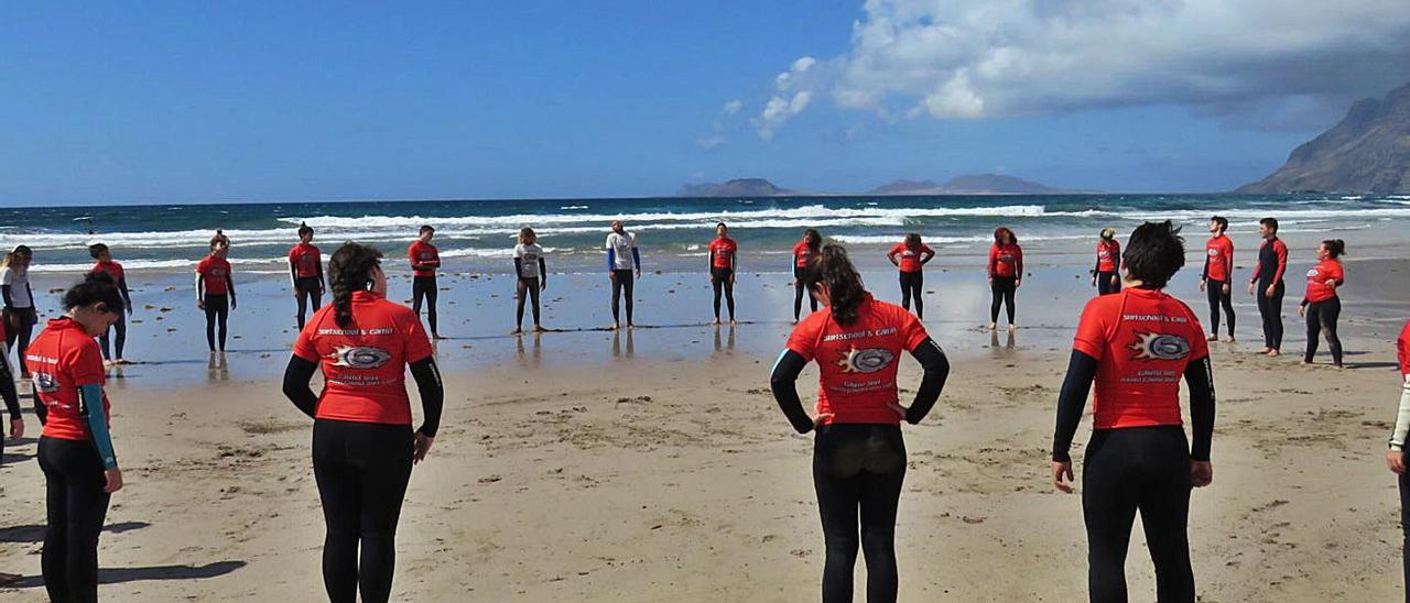 Una de las clases de la escuela de surf de Maike, en Famara. | |