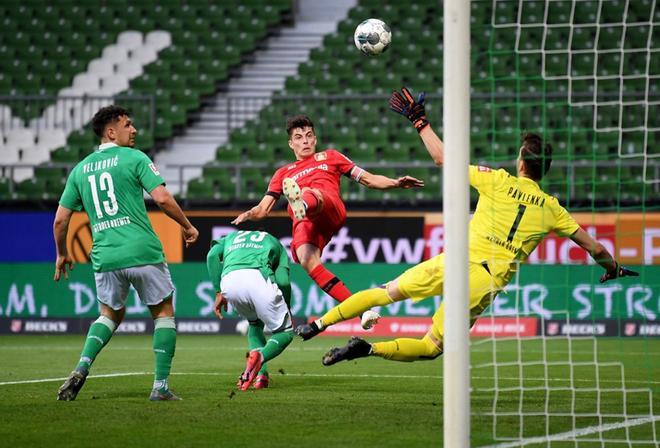 El centrocampista alemán Leverkusen Kai Havertz (C) marca el gol durante el partido de fútbol de la primera división alemana de la Bundesliga Werder Bremen v Bayer 04 Leverkusen en Bremen.