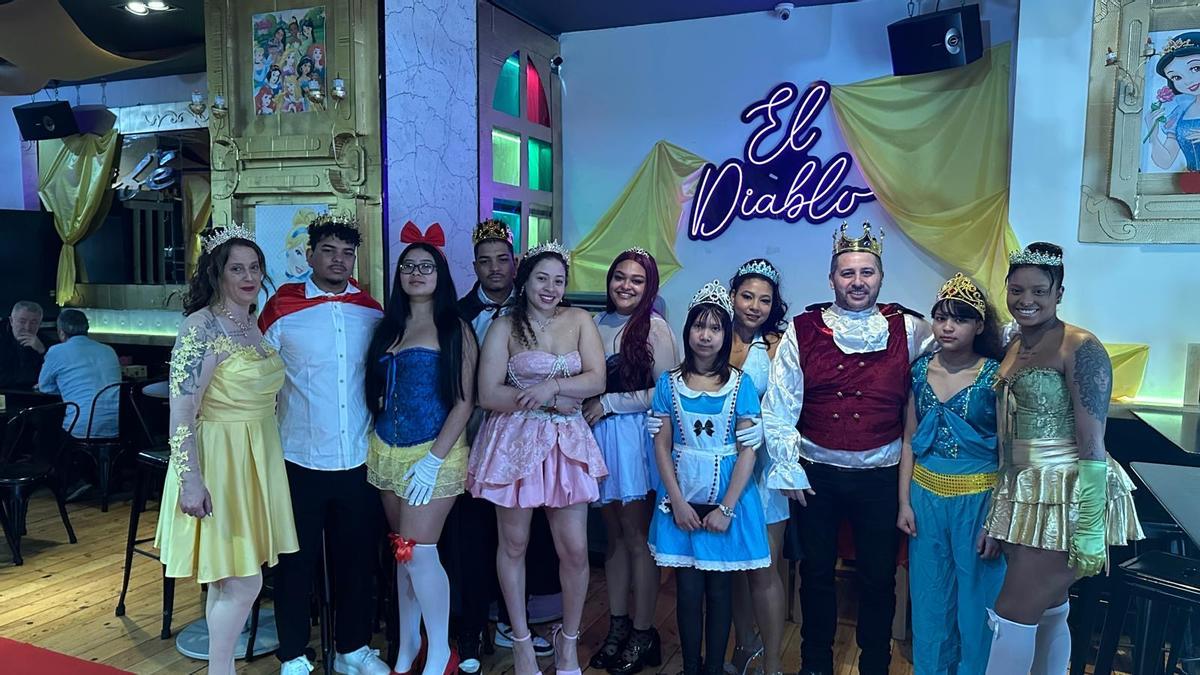 El Llano vive un Antroxu entre disfraces variopintos, escaparates coloridos y muchas ganas de mantener la ilusión