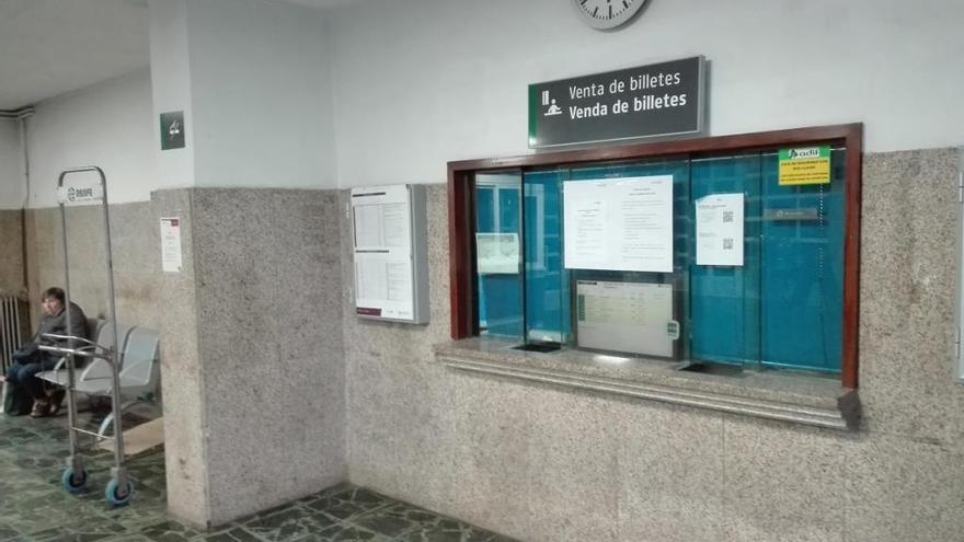 Las taquillas cerradas de la estación de ferrocarril de Redondela, ayer por la tarde. / A.P.