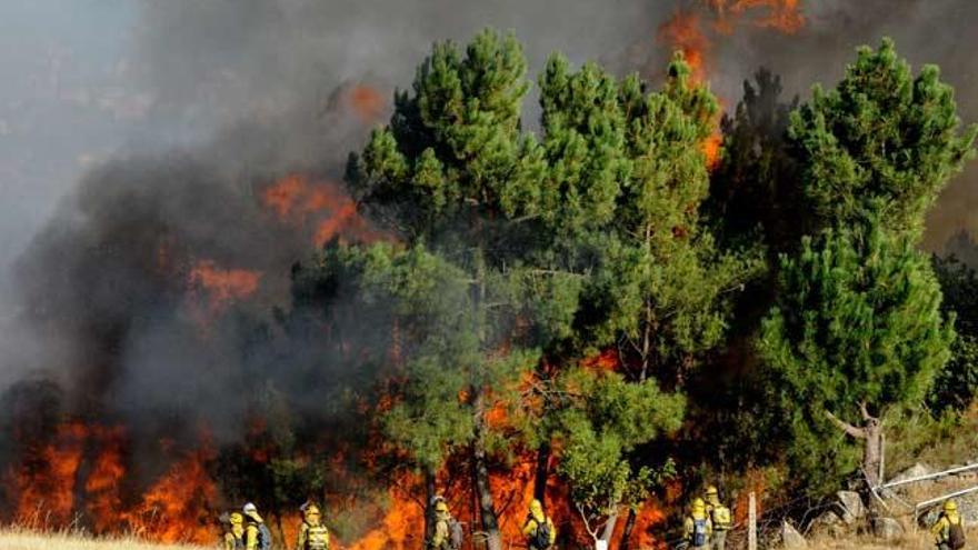 Incendio en la parroquia de Cudeiro // BRAIS LORENZO