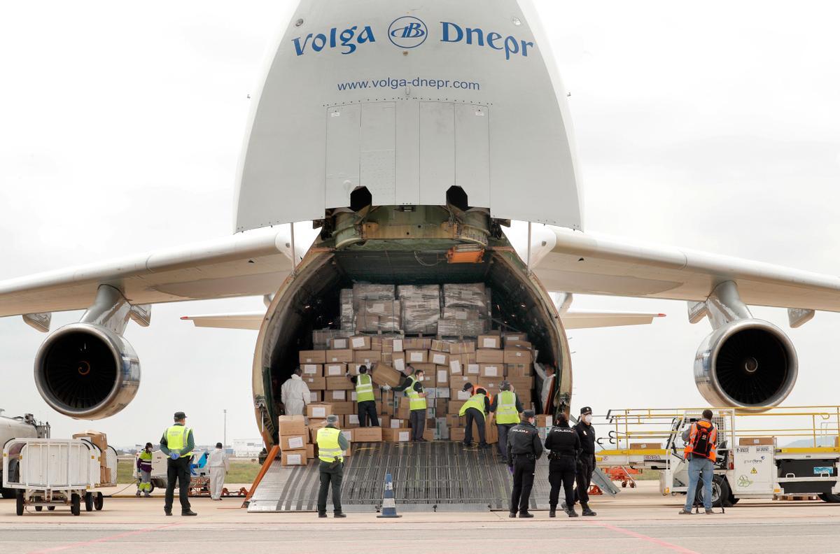 Un avión con 65 toneladas de material sanitario procedente de China en el aeropuerto de Manises (Valencia), el 6 de abril de 2020.