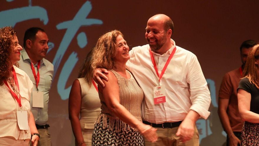 Vicent Roselló abraza a la presidenta honorífica de la Federación Socialista de Eivissa, Lurdes Costa. | MARCELO SASTRE