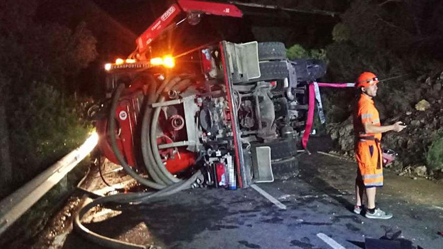 Un camión volcado corta la vía de Sant Vicent