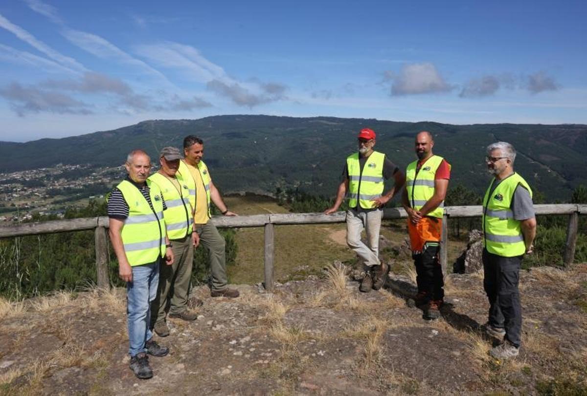 Los vigilantes, en el mirador panorámico de O Niño do Corvo.