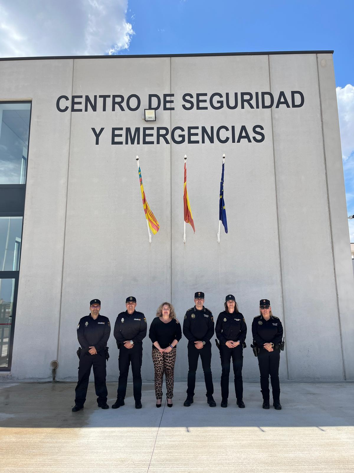 Agentes de Policía y la edil de Seguridad Ciudadana, Mónica Pastor (PP)