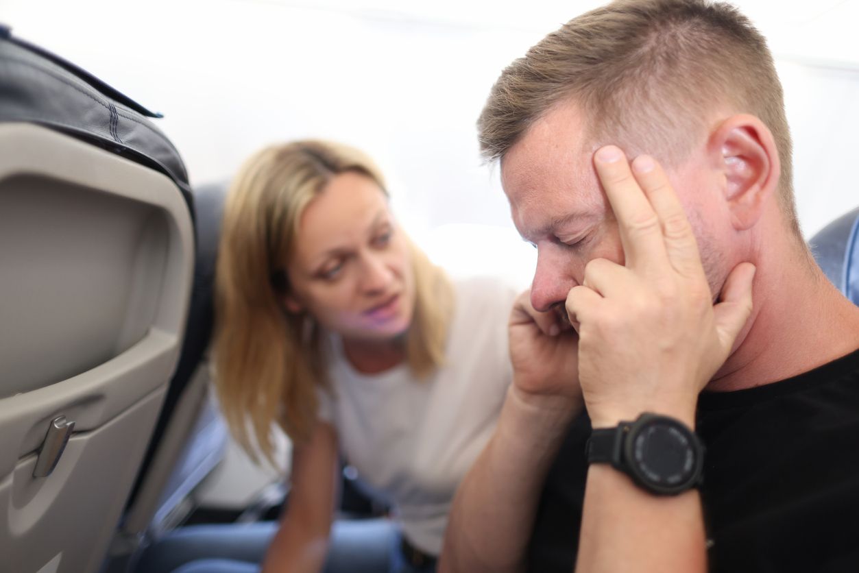 El buceador debe estar informado sobre los posibles riesgos al coger un avión.