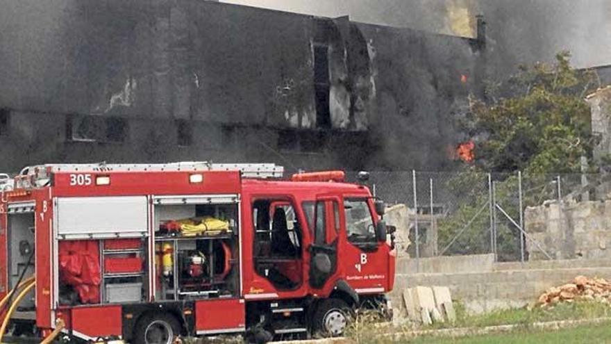Los bomberos sofocaron el incendio en la lavandería del polígono industrial Marjals.