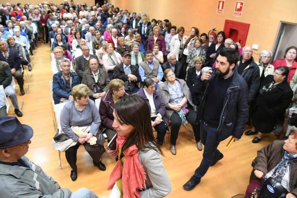 Asamblea de vecinos en el centro cívico de Eirís con Silvia Cameán y Xiao Varela