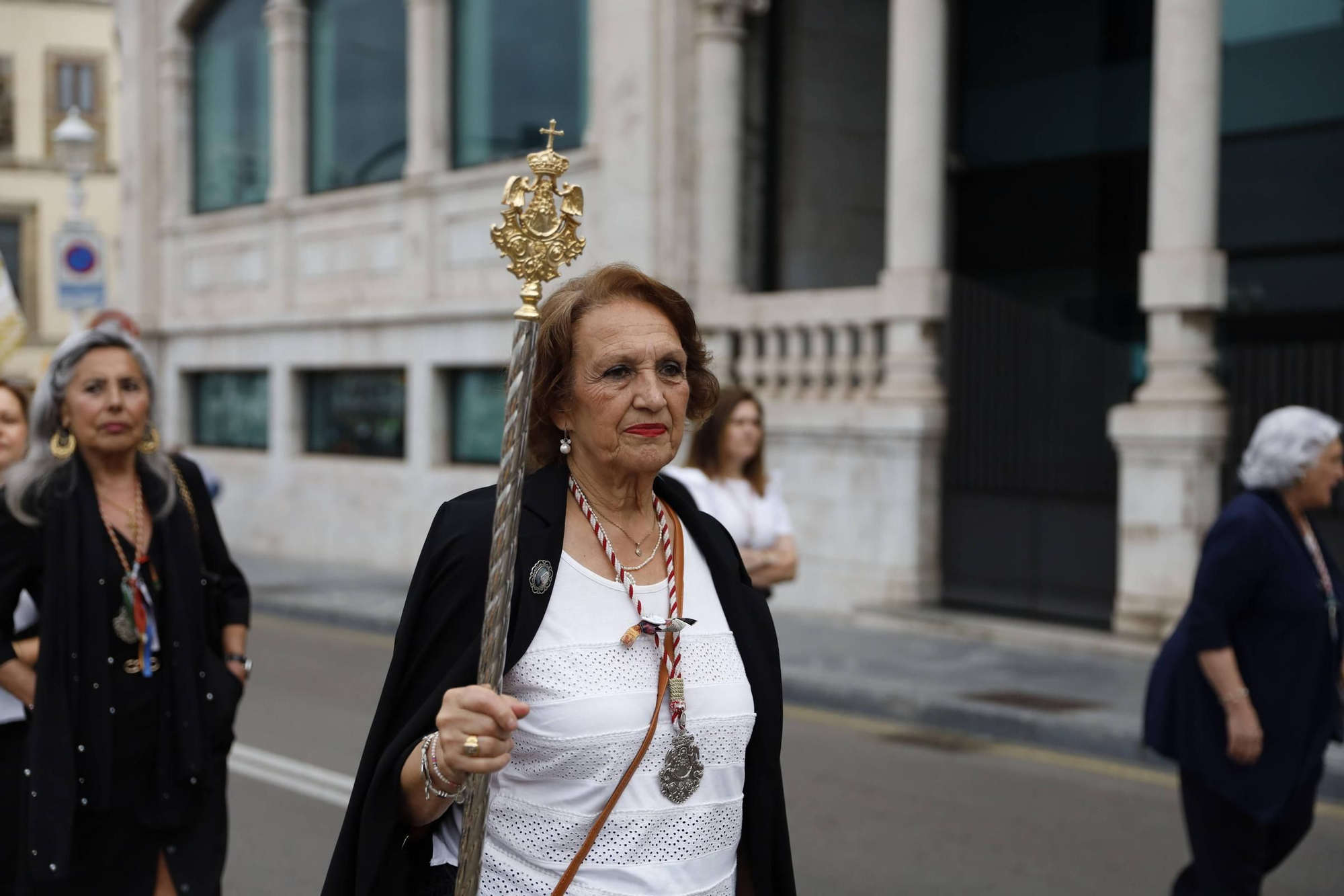 Pétalos, incienso, niños... así fue la procesión del Corpus Christi en Gijón (en imágenes)