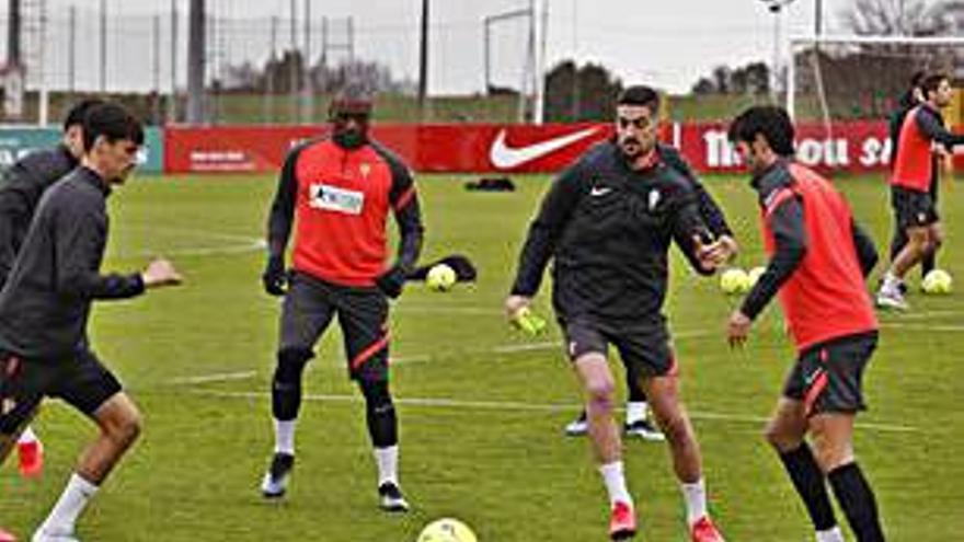 Un instante del entrenamiento de ayer. | Á. G.