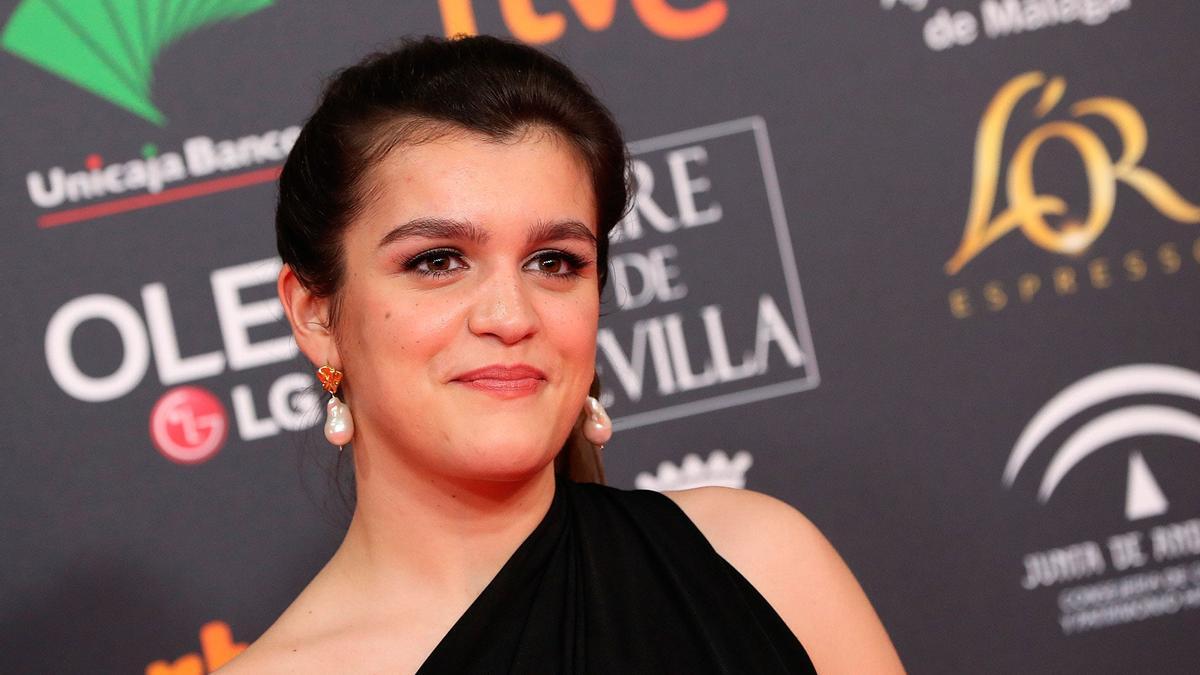 Amaia Romero posa sonriente y 'arreglá' en un photocall