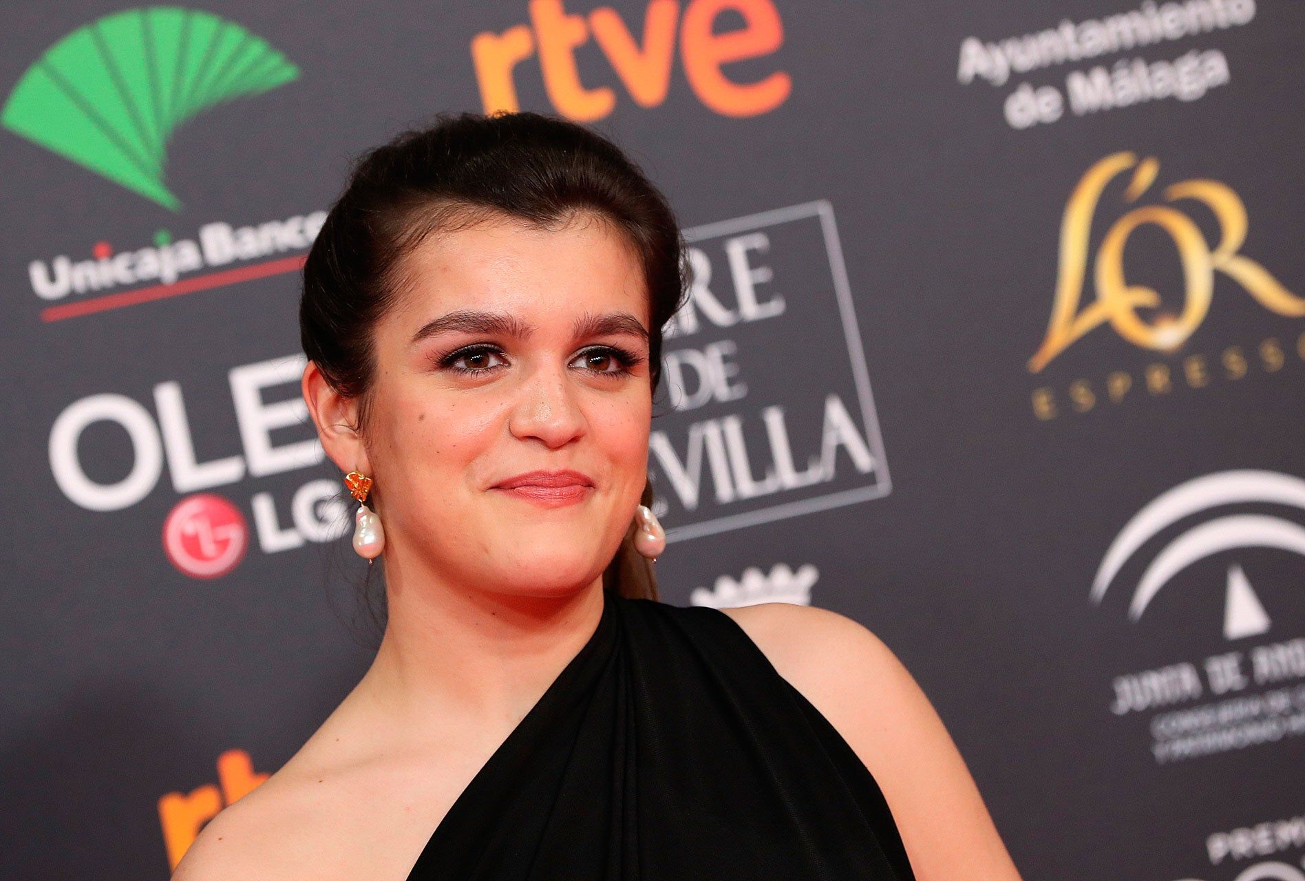 Amaia Romero posa sonriente y 'arreglá' en un photocall