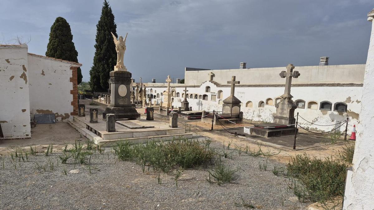 Estado de algunas zonas del cementerio de Sagunt