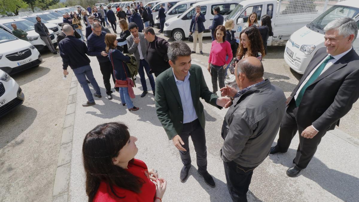 El acto de entrega de los coches en Cocentaina.