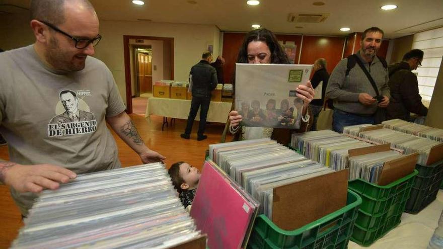 Varias personas ojean los discos que ayer estaban a la venta en Pontevedra. // Gustavo Santos