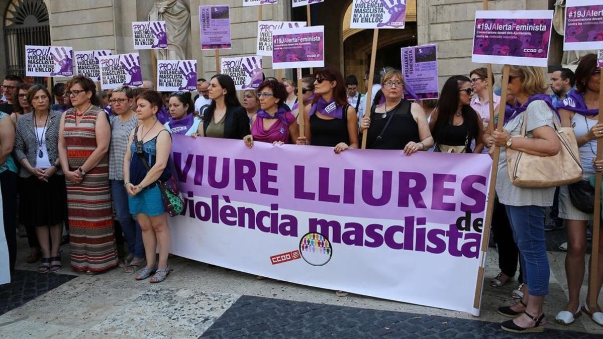 Concentración feminista contra la violencia machista ante el Ayuntamiento de Barcelona, el pasado junio.