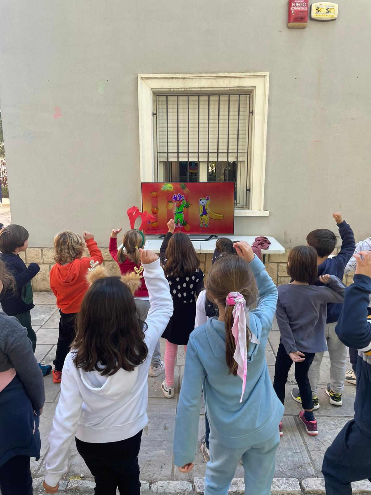 Una de las actividades lúdicas de los escolares de Lo Romero.