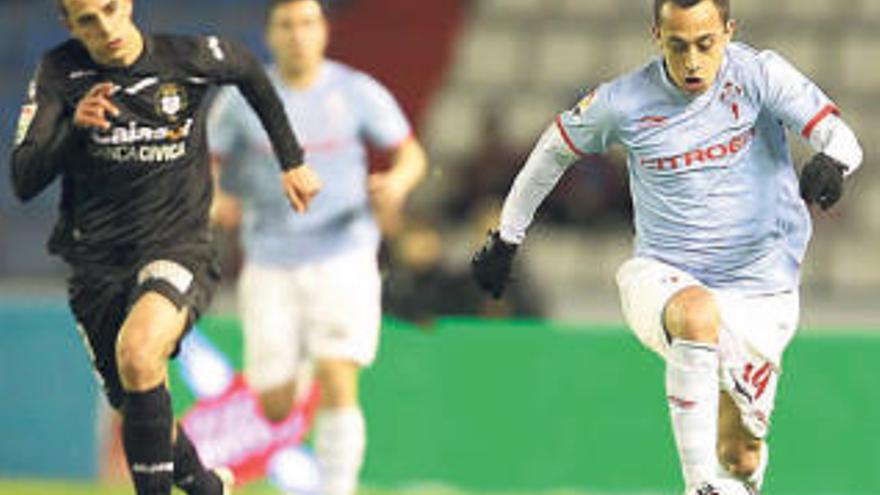 Orellana conduce el balón ante un jugador visitante ayer en Balaídos. // José Lores