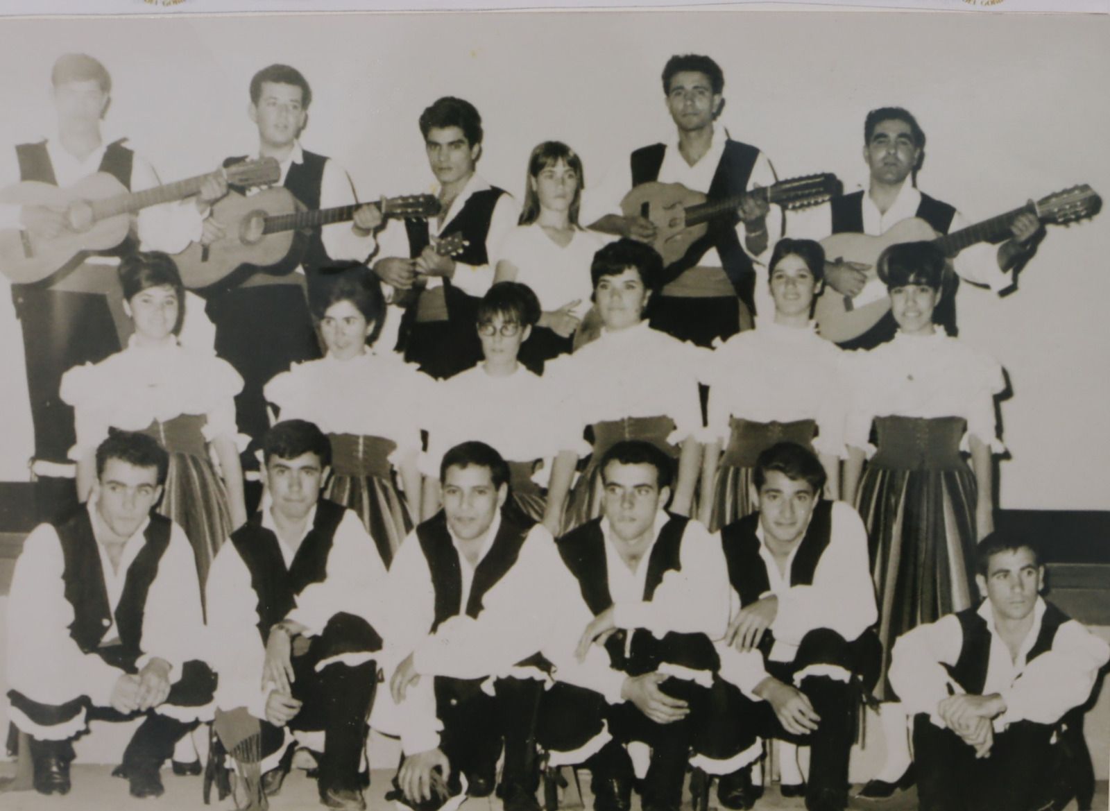 Componentes de Coros y Danzas en 1964.