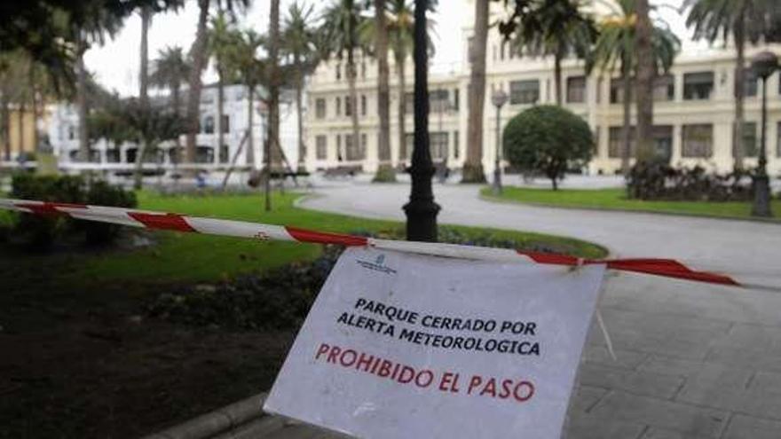 Los jardines de Méndez Núñez, ayer, cerrados. / carlos pardellas