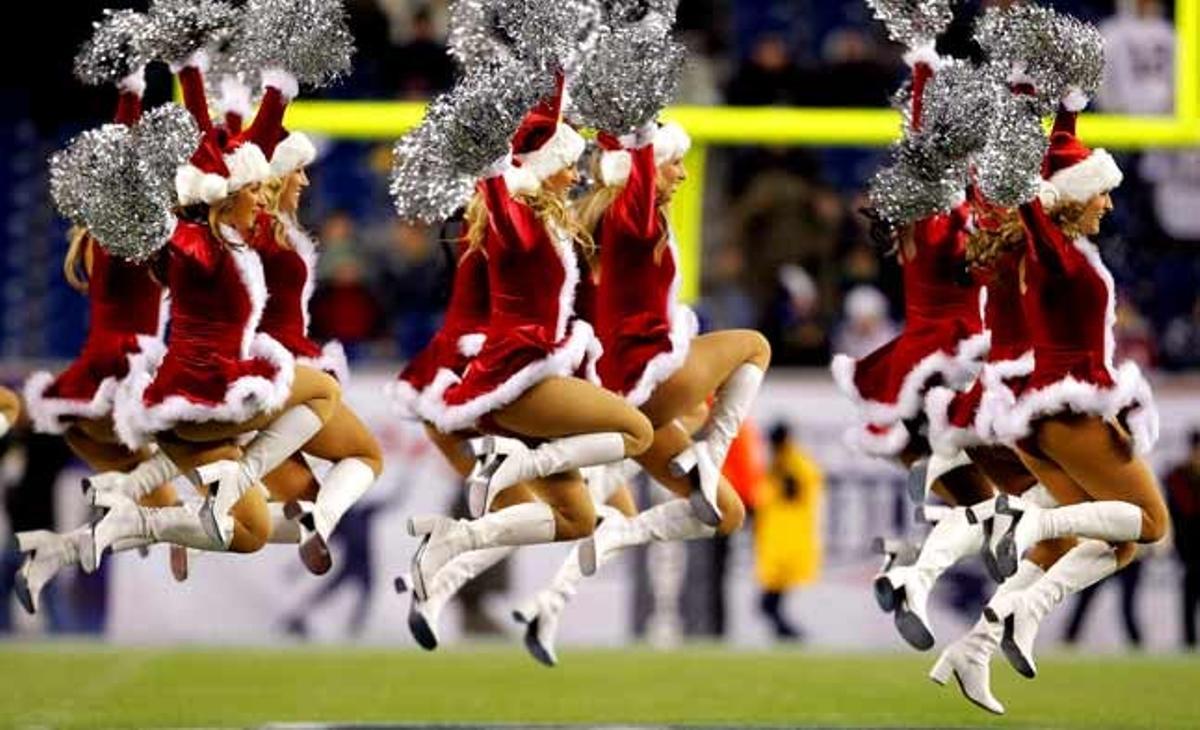 Animadores del New England Patriots ballen abans que comenci el partit de futbol de la NFL entre el seu equip i el Green Bay Packers a Foxborough, Massachusetts (Estats Units).