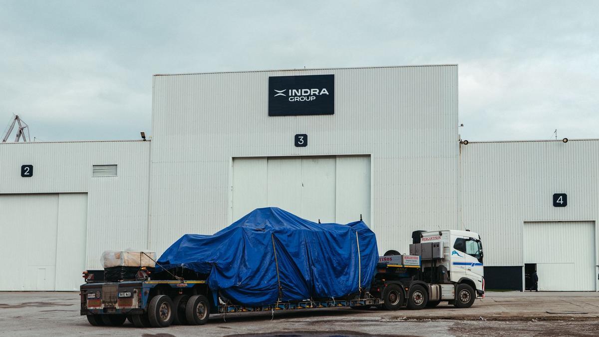 Llega a El Tallerón el primer vehículo de combate 8x8 procedente de Trubia