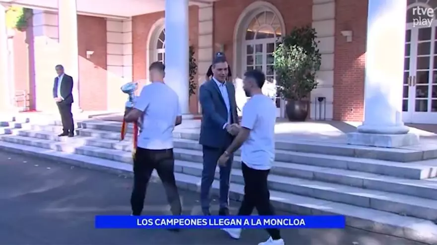 Uno de los momentos ms esperados... ?y Carvajal le hace la cobra a Pedro Snchez!