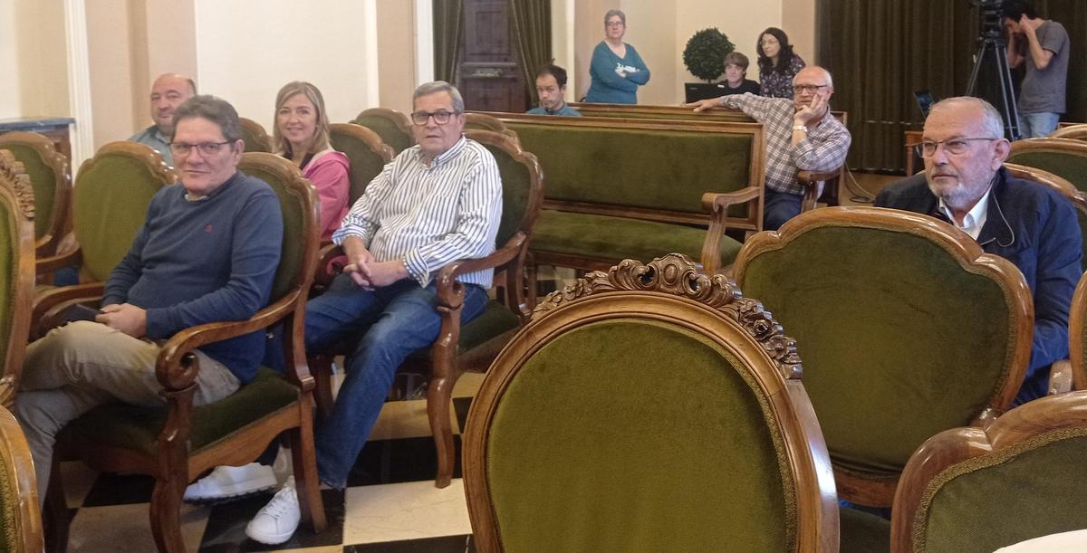 Miembros de la actual Junta de Festes, el expresidente Raúl Pascual y Arturo España, presidente de la Gaiata 1.