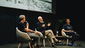 Sir Robin Knox Johnston, el primer navegante en hacer la vuelta al mundo en solitario y sin escalas, en la primera sesión del Sail In Tour en Barcelona.