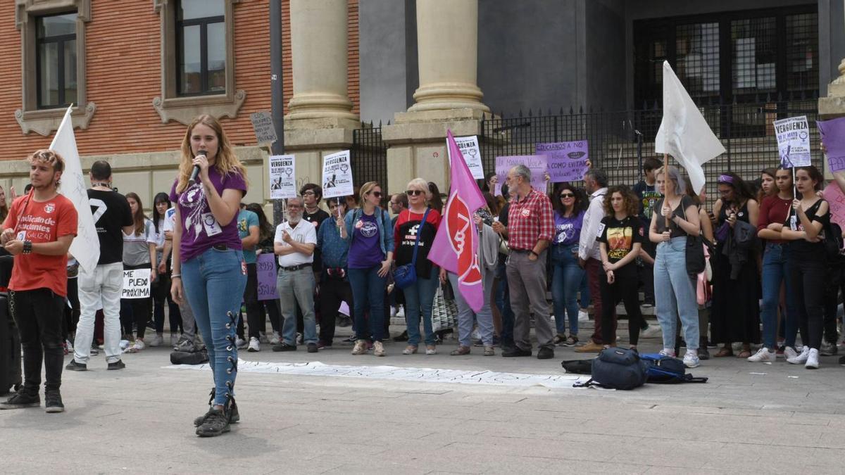 Protesta de las estudiantes universitarias de la UMU, tras conocer la sentencia en 2018 del caso de la Manada de Pamplona. | LUZ STRELIN