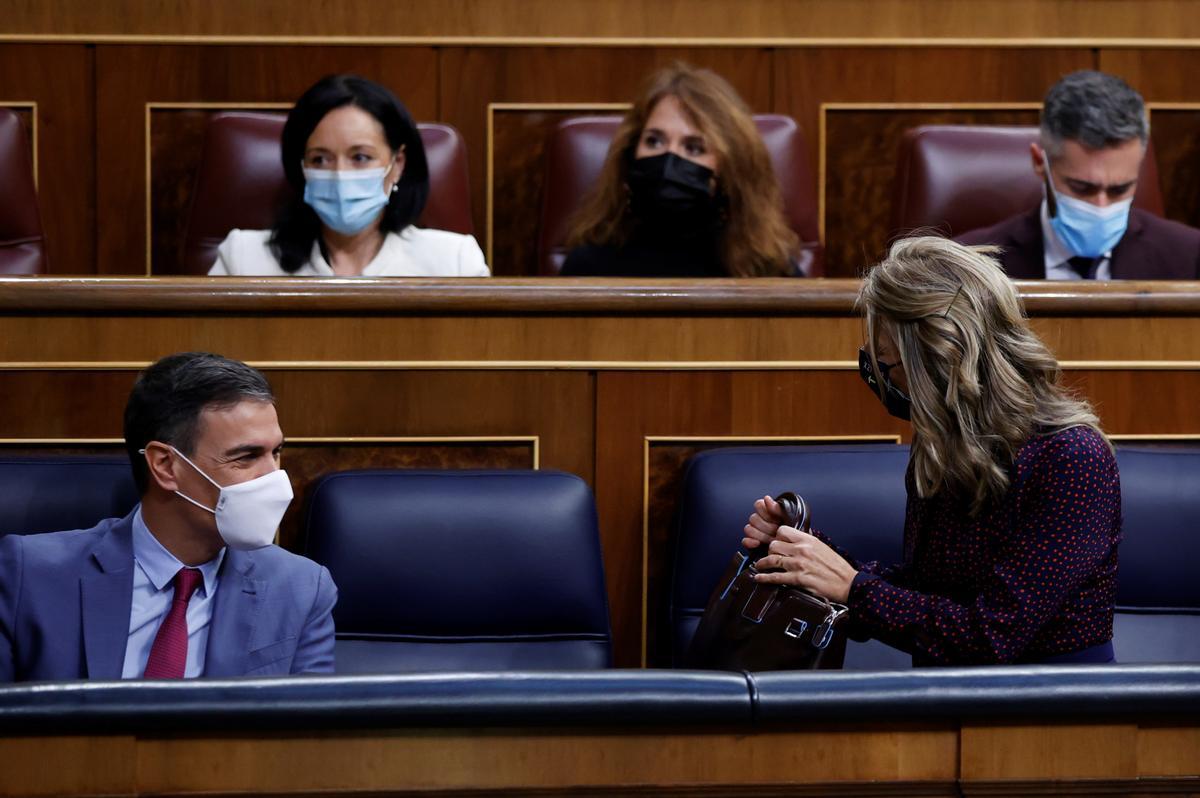 Yolanda Díaz se dirige a Pedro Sánchez en el Congreso