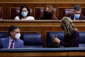 Yolanda Díaz se dirige a Pedro Sánchez en el Congreso