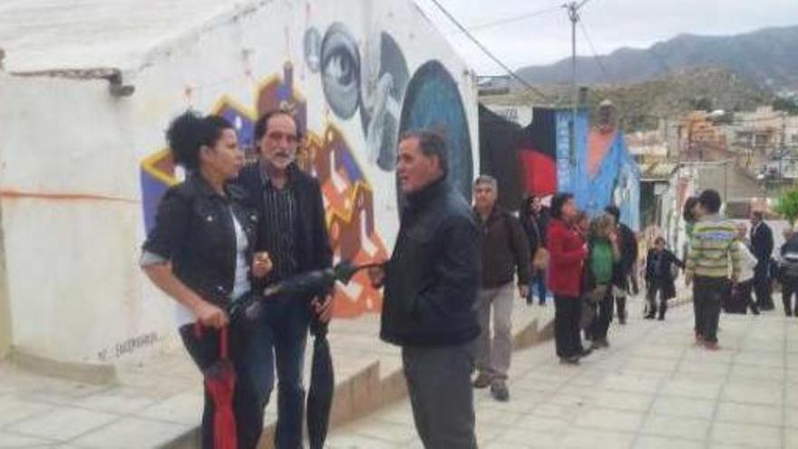 El alcalde de Quesada visita junto a Lucía Izquierdo los Murales de san Isidro.