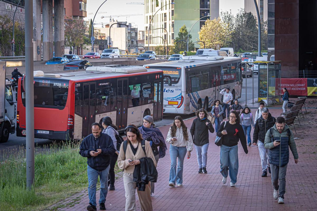 Barcelona, 15/04/2026 Barcelona. Acceso por la Meridiana (hora punta 8 de la mañana) Gran volumen de tráfico en hora punta en la entrada a Barcelona por la avenida Meridiana, en el tramo entre Fabra i Puig y el Pont de Sarajevo. Contexto de alta congestión. AUTOR: MANU MITRU