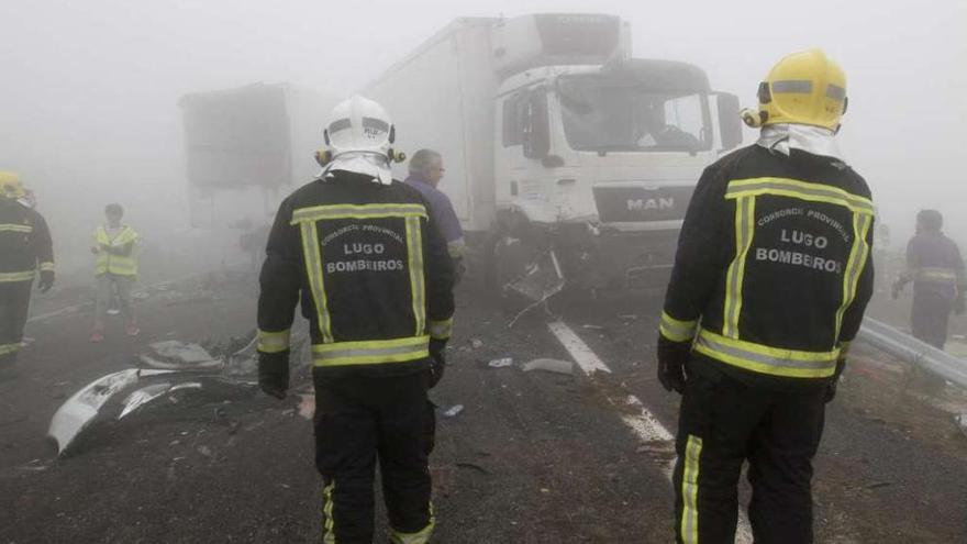 El tramo del choque múltiple en la A-8 sigue cerrado al tráfico